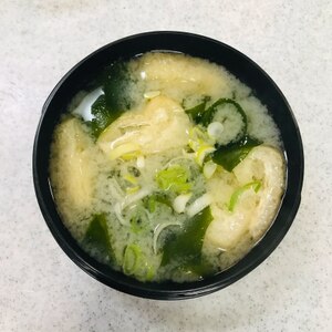 油揚げとわかめの味噌汁